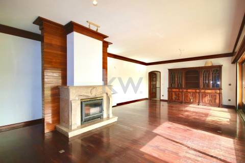 Moradia T3 de 4 frentes em Arcozelo com terraço e jardim, próximo da praia