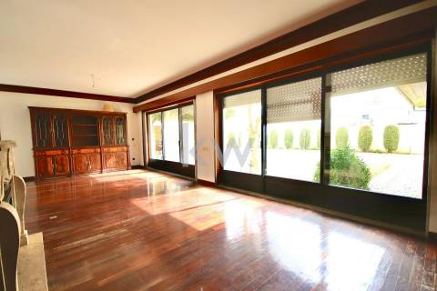 Moradia T3 de 4 frentes em Arcozelo com terraço e jardim, próximo da praia