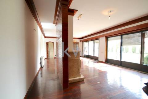 Moradia T3 de 4 frentes em Arcozelo com terraço e jardim, próximo da praia