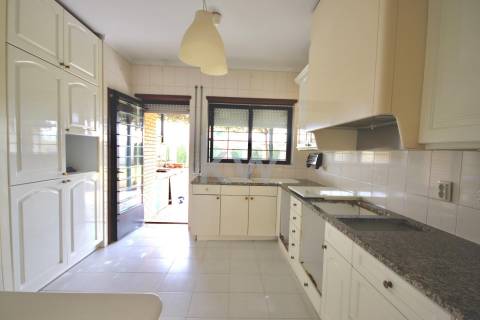 Moradia T3 de 4 frentes em Arcozelo com terraço e jardim, próximo da praia