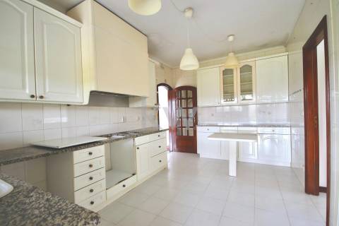 Moradia T3 de 4 frentes em Arcozelo com terraço e jardim, próximo da praia