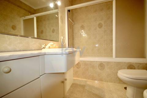 Moradia T3 de 4 frentes em Arcozelo com terraço e jardim, próximo da praia