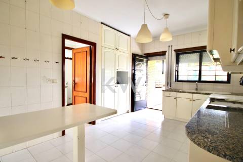 Moradia T3 de 4 frentes em Arcozelo com terraço e jardim, próximo da praia