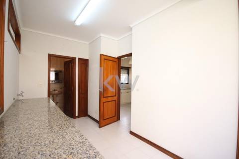 Moradia T3 de 4 frentes em Arcozelo com terraço e jardim, próximo da praia