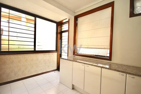 Moradia T3 de 4 frentes em Arcozelo com terraço e jardim, próximo da praia