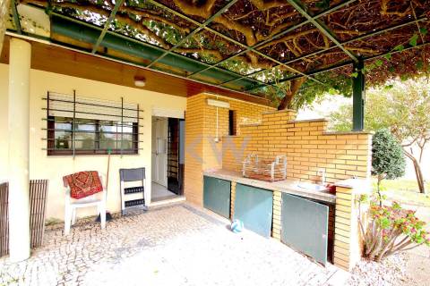 Moradia T3 de 4 frentes em Arcozelo com terraço e jardim, próximo da praia