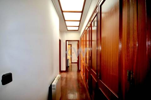 Moradia T3 de 4 frentes em Arcozelo com terraço e jardim, próximo da praia