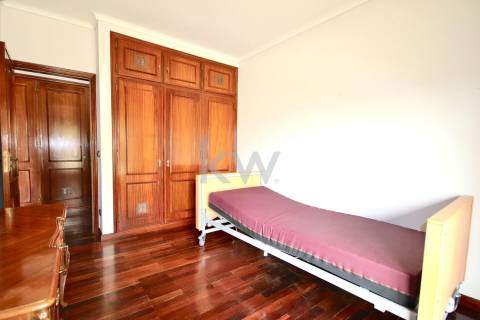 Moradia T3 de 4 frentes em Arcozelo com terraço e jardim, próximo da praia