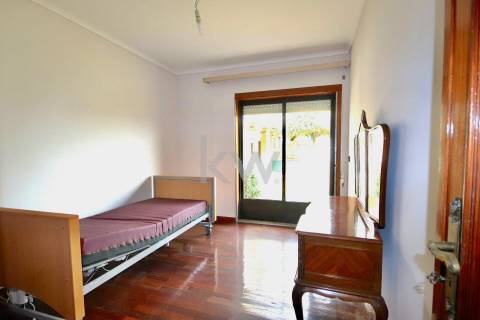 Moradia T3 de 4 frentes em Arcozelo com terraço e jardim, próximo da praia