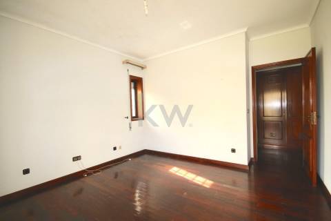 Moradia T3 de 4 frentes em Arcozelo com terraço e jardim, próximo da praia