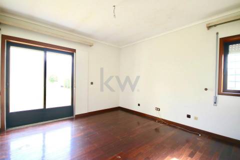 Moradia T3 de 4 frentes em Arcozelo com terraço e jardim, próximo da praia