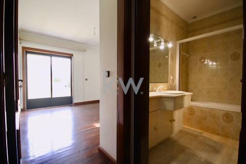 Moradia T3 de 4 frentes em Arcozelo com terraço e jardim, próximo da praia