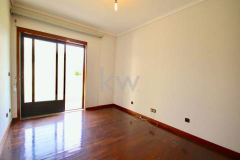 Moradia T3 de 4 frentes em Arcozelo com terraço e jardim, próximo da praia