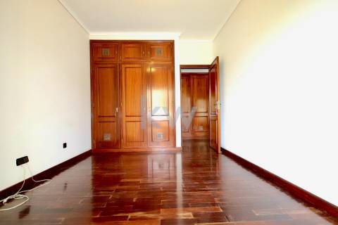 Moradia T3 de 4 frentes em Arcozelo com terraço e jardim, próximo da praia