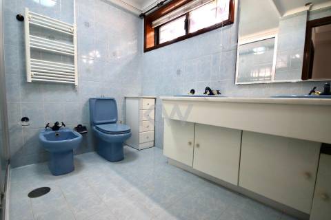 Moradia T3 de 4 frentes em Arcozelo com terraço e jardim, próximo da praia