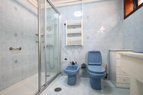 Moradia T3 de 4 frentes em Arcozelo com terraço e jardim, próximo da praia