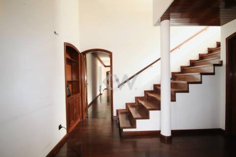 Moradia T3 de 4 frentes em Arcozelo com terraço e jardim, próximo da praia