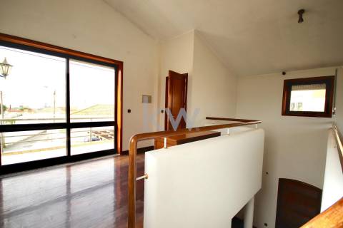 Moradia T3 de 4 frentes em Arcozelo com terraço e jardim, próximo da praia