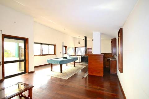 Moradia T3 de 4 frentes em Arcozelo com terraço e jardim, próximo da praia