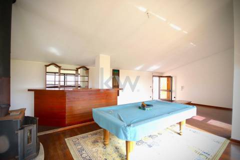 Moradia T3 de 4 frentes em Arcozelo com terraço e jardim, próximo da praia