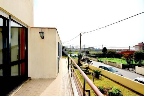 Moradia T3 de 4 frentes em Arcozelo com terraço e jardim, próximo da praia