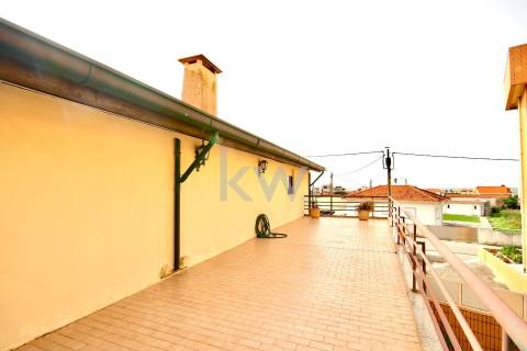 Moradia T3 de 4 frentes em Arcozelo com terraço e jardim, próximo da praia