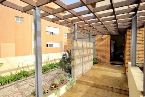 Moradia T3 de 4 frentes em Arcozelo com terraço e jardim, próximo da praia