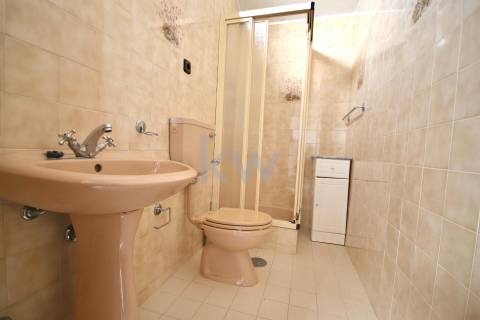 Moradia T3 de 4 frentes em Arcozelo com terraço e jardim, próximo da praia