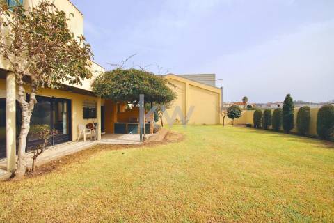 Moradia T3 de 4 frentes em Arcozelo com terraço e jardim, próximo da praia