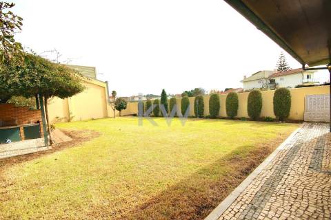 Moradia T3 de 4 frentes em Arcozelo com terraço e jardim, próximo da praia