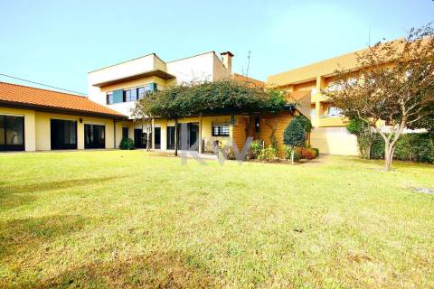 Moradia T3 de 4 frentes em Arcozelo com terraço e jardim, próximo da praia