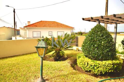 Moradia T3 de 4 frentes em Arcozelo com terraço e jardim, próximo da praia