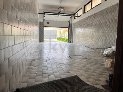 Moradia T3 de 4 frentes em Arcozelo com terraço e jardim, próximo da praia