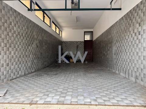 Moradia T3 de 4 frentes em Arcozelo com terraço e jardim, próximo da praia