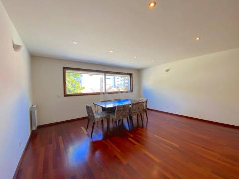 Apartamento T3  – Arquitectura de Álvaro Siza Vieira, junto à Casa de Saúde da Boavista