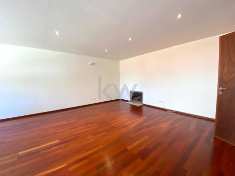 Apartamento T3  – Arquitectura de Álvaro Siza Vieira, junto à Casa de Saúde da Boavista