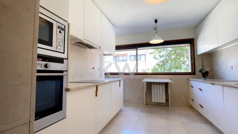 Apartamento T3  – Arquitectura de Álvaro Siza Vieira, junto à Casa de Saúde da Boavista