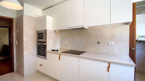 Apartamento T3  – Arquitectura de Álvaro Siza Vieira, junto à Casa de Saúde da Boavista