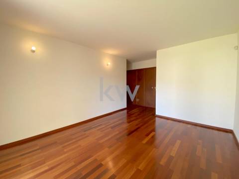 Apartamento T3  – Arquitectura de Álvaro Siza Vieira, junto à Casa de Saúde da Boavista