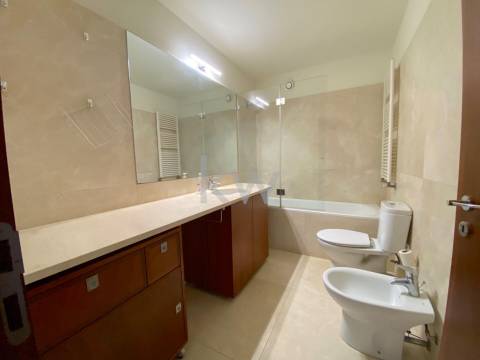 Apartamento T3  – Arquitectura de Álvaro Siza Vieira, junto à Casa de Saúde da Boavista