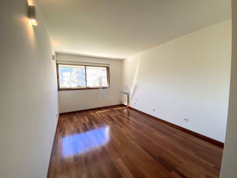 Apartamento T3  – Arquitectura de Álvaro Siza Vieira, junto à Casa de Saúde da Boavista