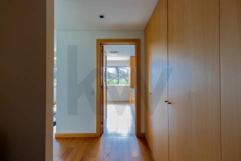 Venda de Apartamento T1 c/ garagem e anexos, Quinta do Cravel