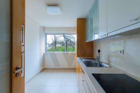 Venda de Apartamento T1 c/ garagem e anexos, Quinta do Cravel