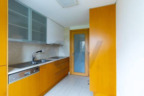 Venda de Apartamento T1 c/ garagem e anexos, Quinta do Cravel