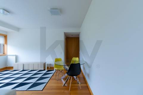 Venda de Apartamento T1 c/ garagem e anexos, Quinta do Cravel