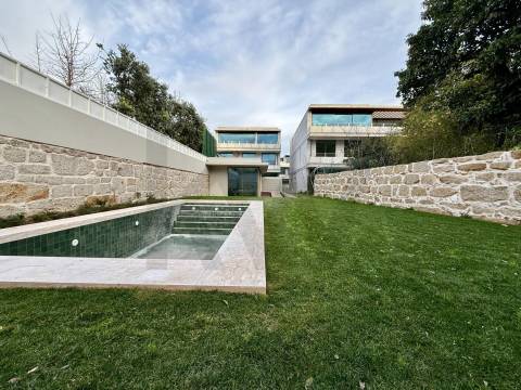 Apartamento T3D com jardim privativo em cond. privado com piscina junto ao Parque da Cidade e Foz