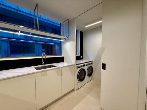 Apartamento T3D com jardim privativo em cond. privado com piscina junto ao Parque da Cidade e Foz