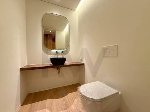 Apartamento T3D com jardim privativo em cond. privado com piscina junto ao Parque da Cidade e Foz