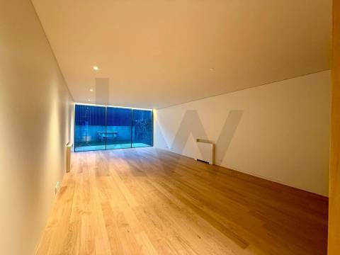 Apartamento T3D com jardim privativo em cond. privado com piscina junto ao Parque da Cidade e Foz