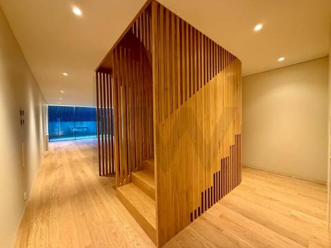 Apartamento T3D com jardim privativo em cond. privado com piscina junto ao Parque da Cidade e Foz